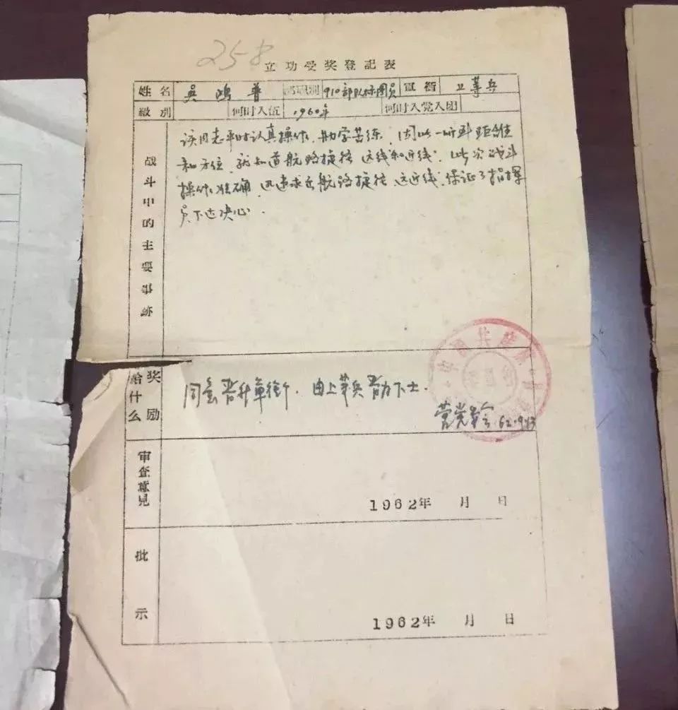 當他講起當年的故事，80多歲的妻子眼中滿(mǎn)是崇拜的目光-云南能投軍創(chuàng  )產(chǎn)業(yè)投資有限公司