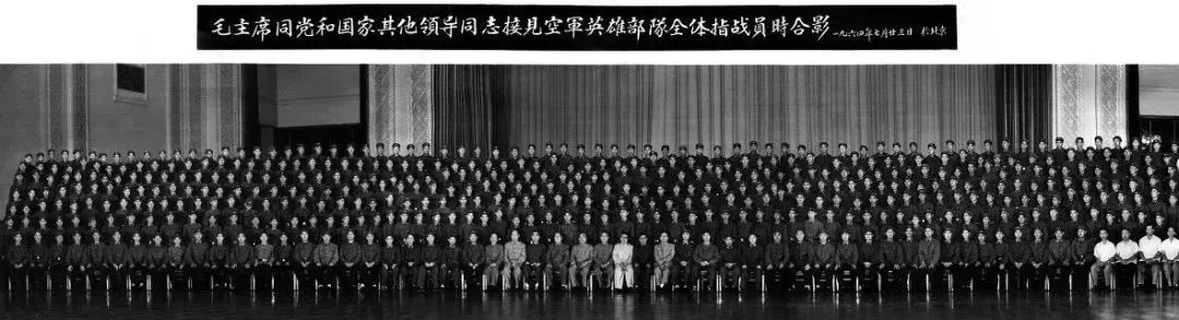 當他講起當年的故事，80多歲的妻子眼中滿(mǎn)是崇拜的目光-云南能投軍創(chuàng  )產(chǎn)業(yè)投資有限公司