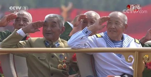 當他講起當年的故事，80多歲的妻子眼中滿(mǎn)是崇拜的目光-云南能投軍創(chuàng  )產(chǎn)業(yè)投資有限公司