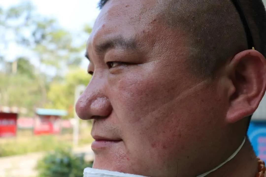 一張臉占據《人民日報》一整版，這人啥來(lái)頭？