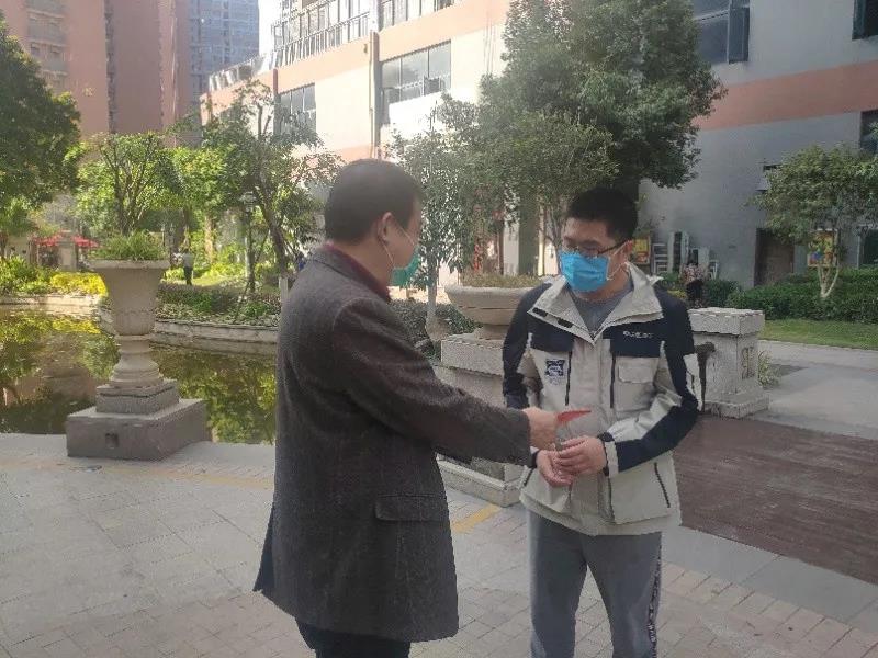 02.jpg 確保赴鄂一線(xiàn)醫護人員子女就近入讀優(yōu)質(zhì)幼兒園 晉江市雙擁辦走訪(fǎng)慰問(wèn)抗疫家屬解難題辦實(shí)事-云南能投軍創(chuàng )產(chǎn)業(yè)投資有限公司