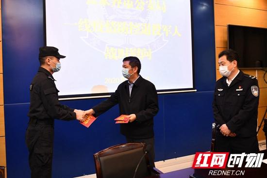 02.jpeg 若有戰 召必回 戰必勝——張家界公安退役軍人抗疫中兌現誓言-云南能投軍創(chuàng )產(chǎn)業(yè)投資有限公司