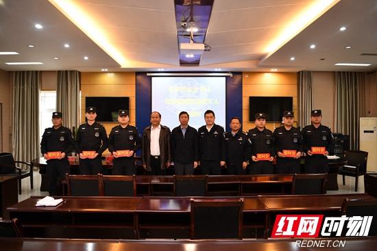 07.jpeg 若有戰 召必回 戰必勝——張家界公安退役軍人抗疫中兌現誓言-云南能投軍創(chuàng )產(chǎn)業(yè)投資有限公司