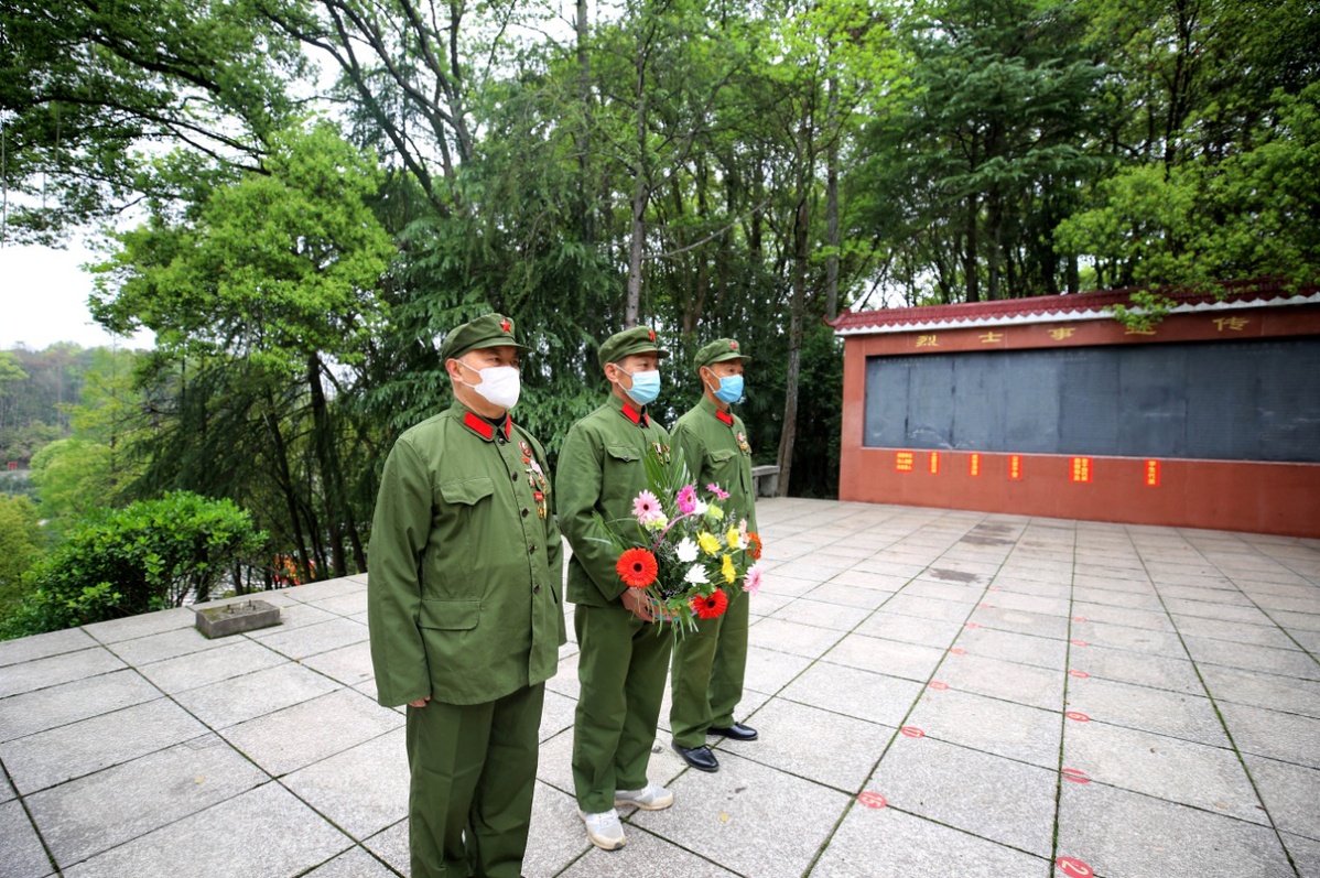 07.jpg 江西靖安:清明時(shí)節 緬懷英烈-云南能投軍創(chuàng )產(chǎn)業(yè)投資有限公司