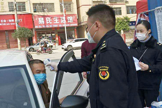 戰“疫”一線(xiàn) 退役軍人向旗而行