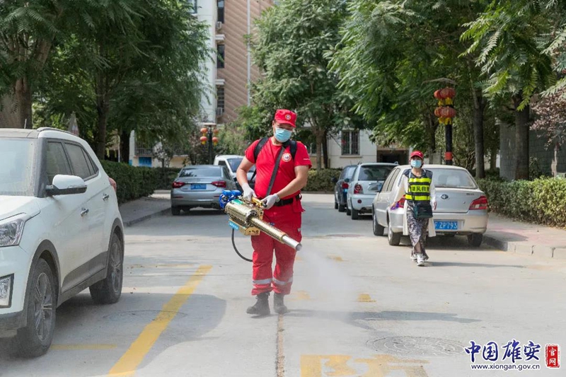 雄安新區退伍軍人志愿者義務(wù)給小區進(jìn)行消殺