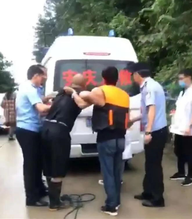 退伍不褪色！80后退役軍人勇救落水司機