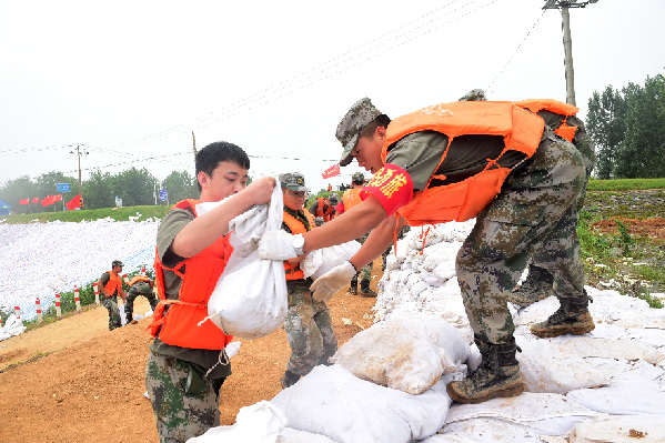 02.jpg 陸軍第71集團軍200余名退伍老兵主動(dòng)歸隊戰洪魔-云南能投軍創(chuàng )產(chǎn)業(yè)投資有限公司