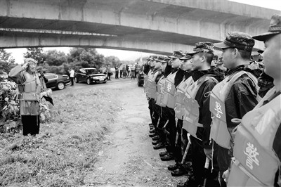 一聲“集結號”萬(wàn)千老兵歸——抗洪搶險一線(xiàn)退役軍人奮戰身影擷錄