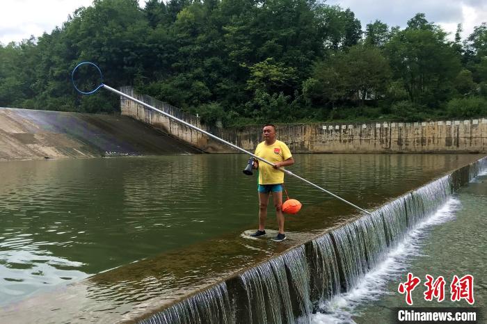 退伍軍人甘當義務(wù)救生員 十年救起多名溺水者