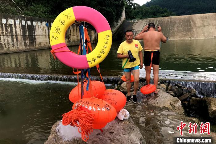 退伍軍人甘當義務(wù)救生員 十年救起多名溺水者