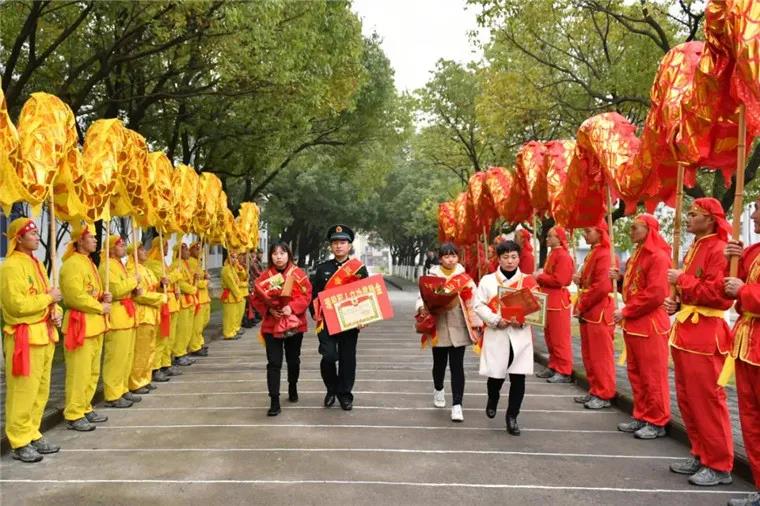 002.jpg 把喜報送軍屬 讓尊崇暖軍心-云南能投軍創(chuàng )產(chǎn)業(yè)投資有限公司