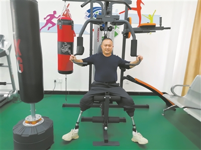 云南省退役軍人關(guān)愛(ài)基金會(huì )牽線(xiàn)社會(huì )力量為退役軍人辦實(shí)事傷殘老兵喜獲新年禮在保衛邊疆戰斗中失去雙腿的一級傷殘軍人吳長(cháng)軍裝上更適體的假肢-云南能投軍創(chuàng  )產(chǎn)業(yè)投資有限公司