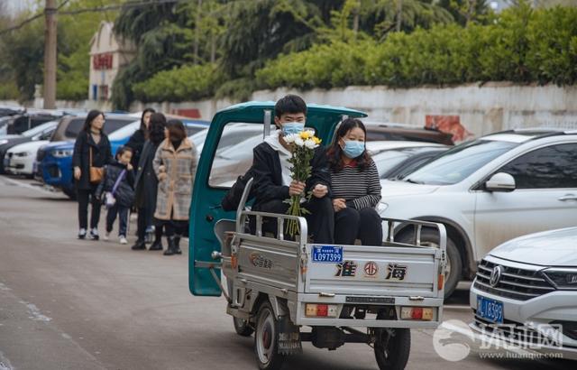 樸素的感動(dòng)！在王焯冉烈士墓前，我們遇到了他們……