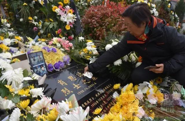 為國捐軀，國人銘記！數萬(wàn)群眾赴延津祭奠戍邊英烈肖思遠