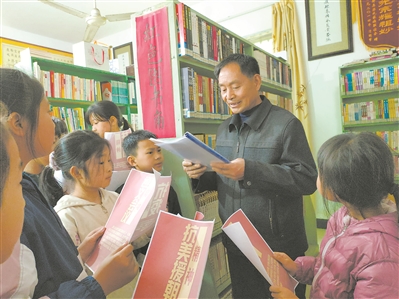 退役軍人梁綸開(kāi)立足鄉村圖書(shū)館傳播紅色精神 農舍飄書(shū)香 家國入胸懷-云南能投軍創(chuàng  )產(chǎn)業(yè)投資有限公司