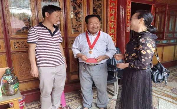 麗江 | 市退役軍人局為軍隊離退休老干部頒發(fā)“光榮在黨50年”紀念章-云南能投軍創(chuàng  )產(chǎn)業(yè)投資有限公司