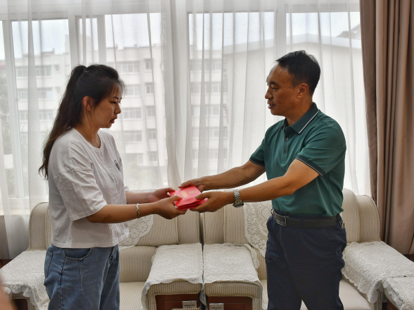 云南省退役軍人事務(wù)廳組織開(kāi)展“七一”走訪(fǎng)慰問(wèn)活動(dòng)-云南能投軍創(chuàng  )產(chǎn)業(yè)投資有限公司