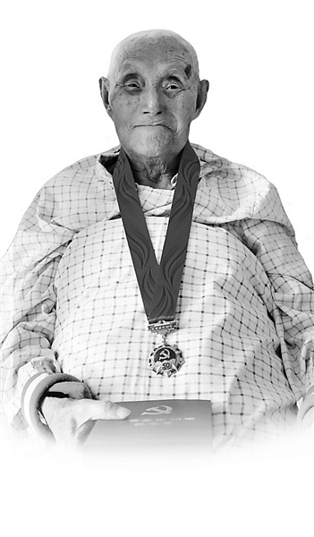 九十年黨齡老兵張力雄一生最自豪的事—— 跟著(zhù)共產(chǎn)黨走到底