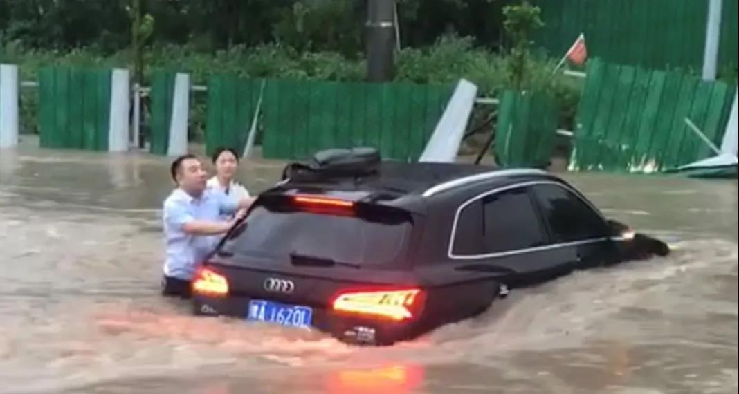 退役不褪色，暴雨中，這些退役軍人真給力
