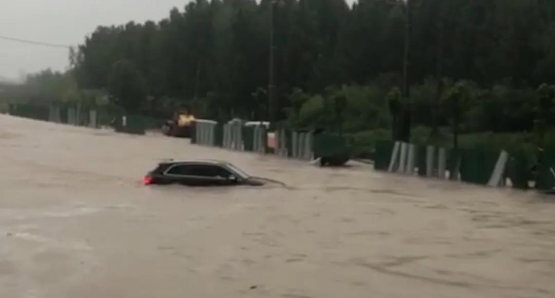 退役不褪色，暴雨中，這些退役軍人真給力