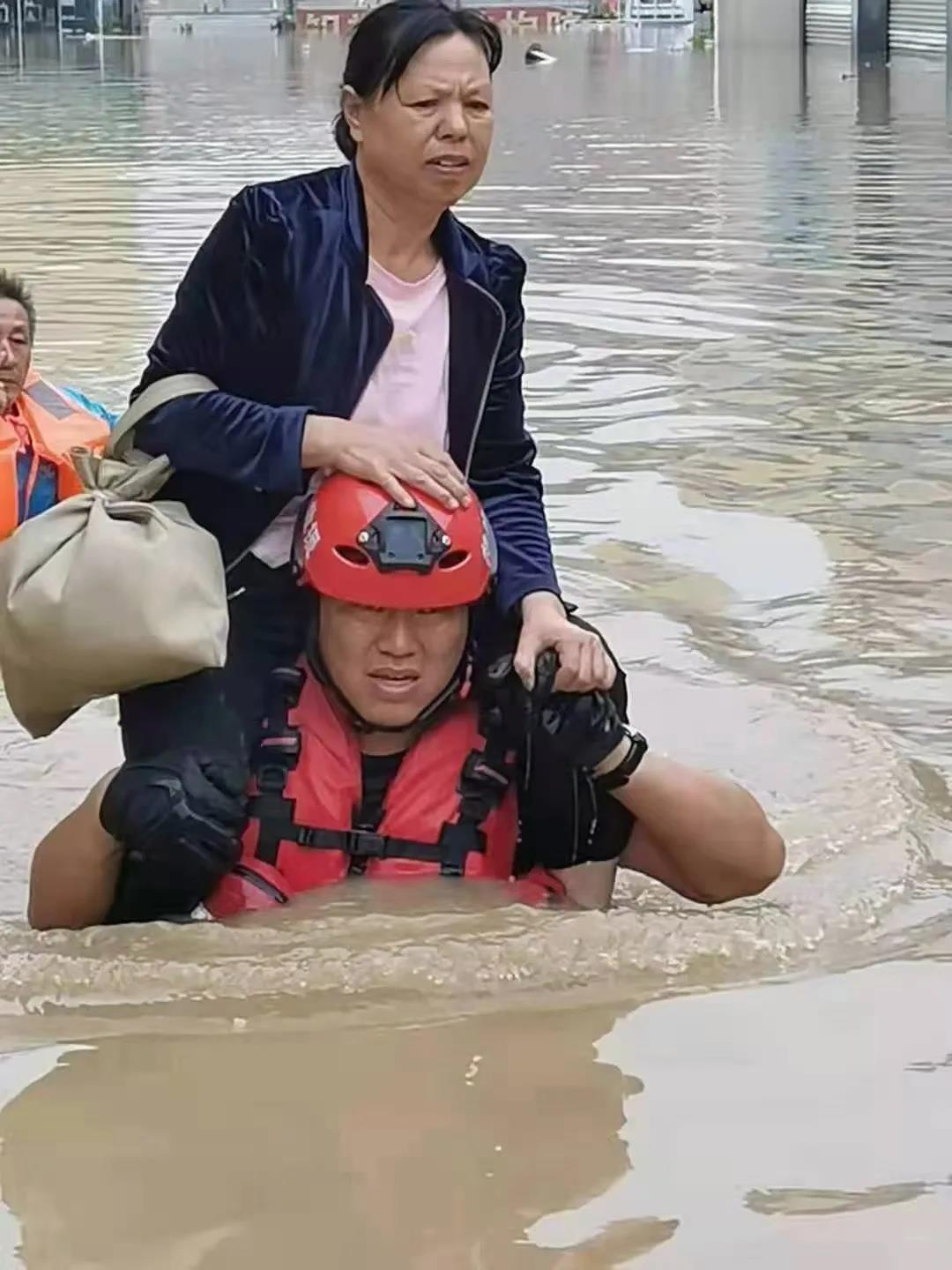 退役不褪色，暴雨中，這些退役軍人真給力
