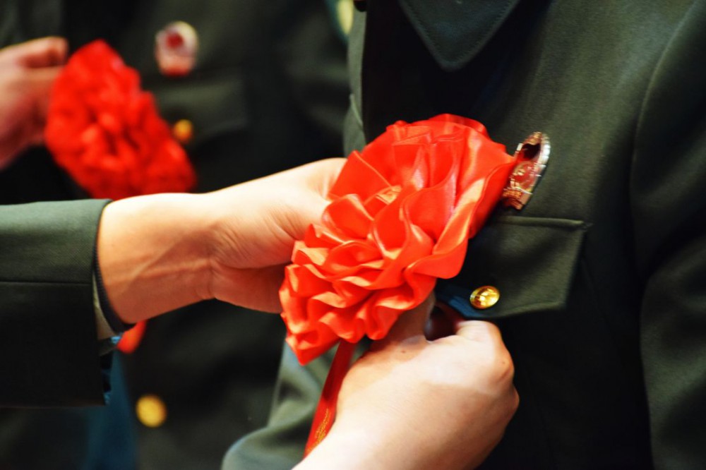 告別軍旗！戰略支援部隊某部舉行士兵退役儀式-云南能投軍創(chuàng  )產(chǎn)業(yè)投資有限公司