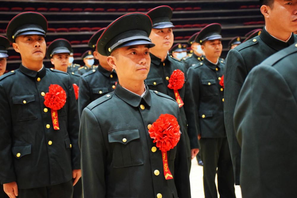 告別軍旗！戰略支援部隊某部舉行士兵退役儀式-云南能投軍創(chuàng  )產(chǎn)業(yè)投資有限公司