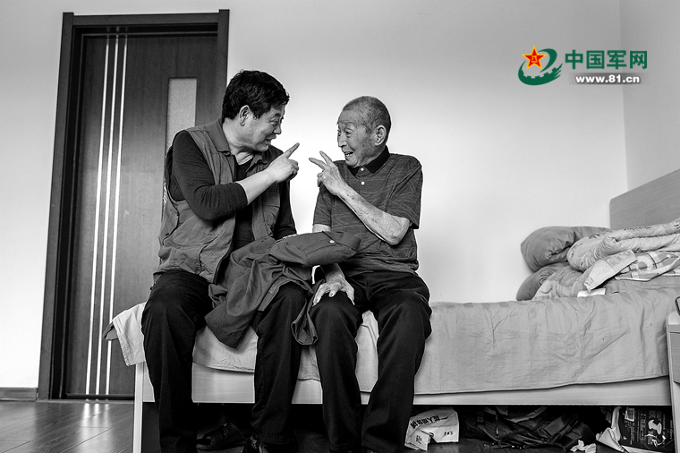 老兵李長(cháng)森5年間義務(wù)為211位老兵留影，用影像致敬英雄