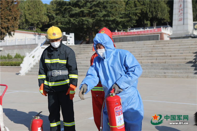 28年，他為2728名烈士“守陵”，幫25名烈士“回家”