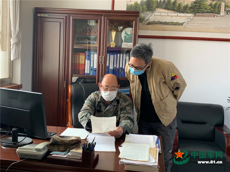 28年，他為2728名烈士“守陵”，幫25名烈士“回家”