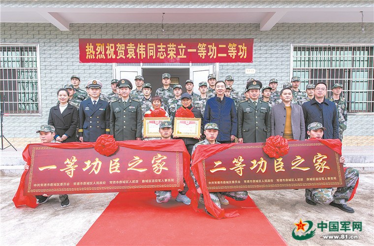 1.jpg 海軍艦載航空兵某部跨越千里把喜報送到立功官兵家中-云南能投軍創(chuàng )產(chǎn)業(yè)投資有限公司