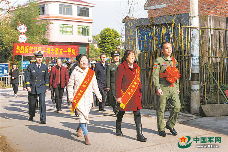 2.jpg 海軍艦載航空兵某部跨越千里把喜報送到立功官兵家中-云南能投軍創(chuàng )產(chǎn)業(yè)投資有限公司