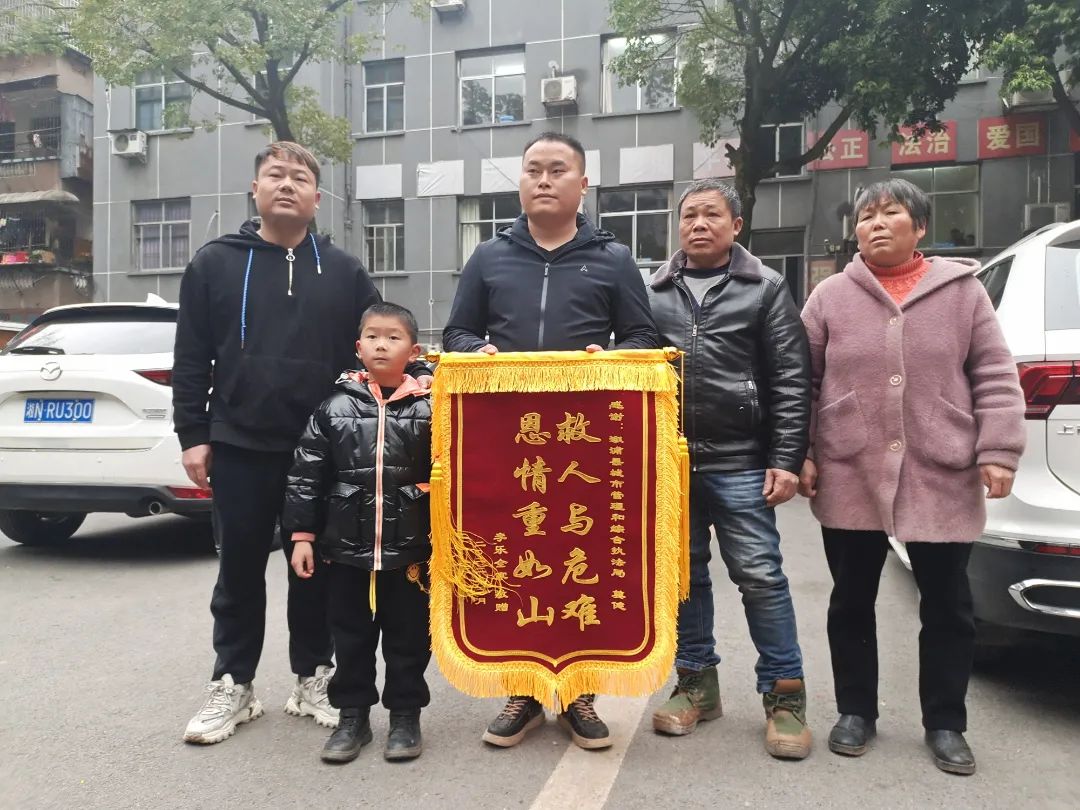 點(diǎn)贊！退役軍人跳入河中救出5歲兒童