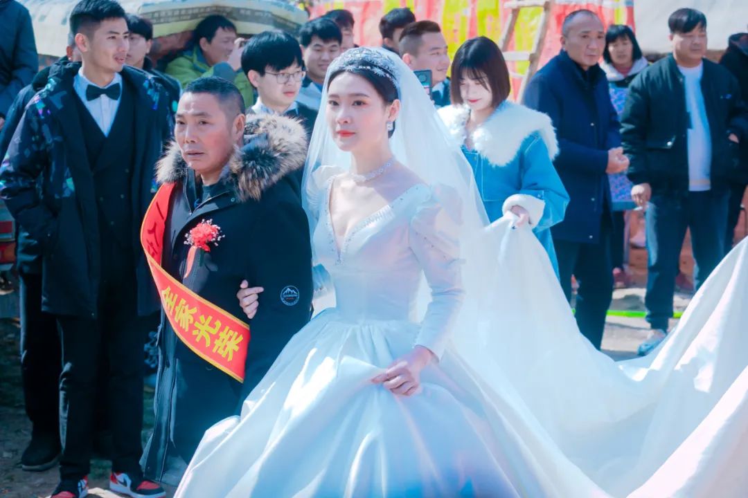 28.jpg 婚禮+喜報 榮譽(yù)+尊崇-云南能投軍創(chuàng )產(chǎn)業(yè)投資有限公司