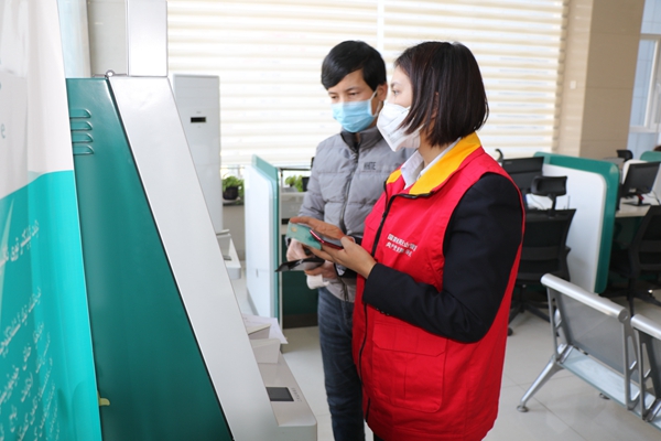 遼寧艦退役女兵努爾曼古麗，海軍藍到國網(wǎng)綠亦出彩