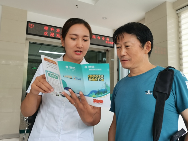 遼寧艦退役女兵努爾曼古麗，海軍藍到國網(wǎng)綠亦出彩