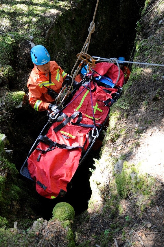 他在高山懸崖上“飛檐走壁”，營(yíng)救80多人