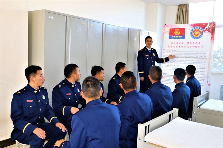 他在高山懸崖上“飛檐走壁”，營(yíng)救80多人