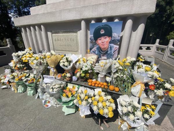 淚目！烈士陳祥榕墓前，擺滿(mǎn)了鮮花和他愛(ài)吃的橘子-云南能投軍創(chuàng  )產(chǎn)業(yè)投資有限公司