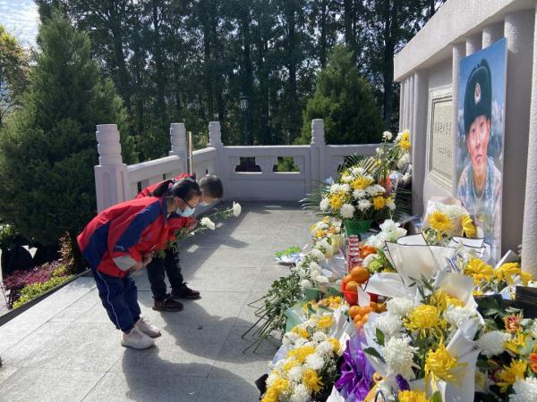 淚目！烈士陳祥榕墓前，擺滿(mǎn)了鮮花和他愛(ài)吃的橘子-云南能投軍創(chuàng  )產(chǎn)業(yè)投資有限公司