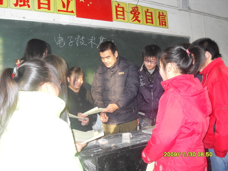 被質(zhì)疑“出風(fēng)頭”“作秀”的參戰老兵，堅持義務(wù)支教十余年