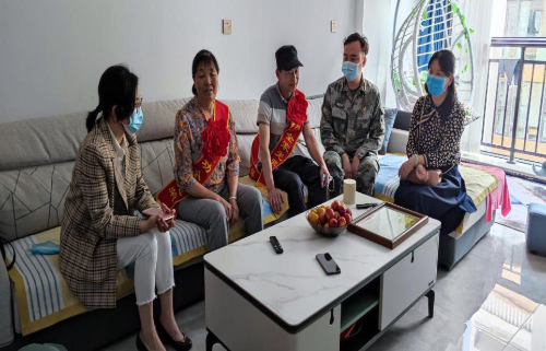 【工作簡(jiǎn)訊】彌勒市為榮立三等功現役軍人家庭送喜報-云南能投軍創(chuàng  )產(chǎn)業(yè)投資有限公司