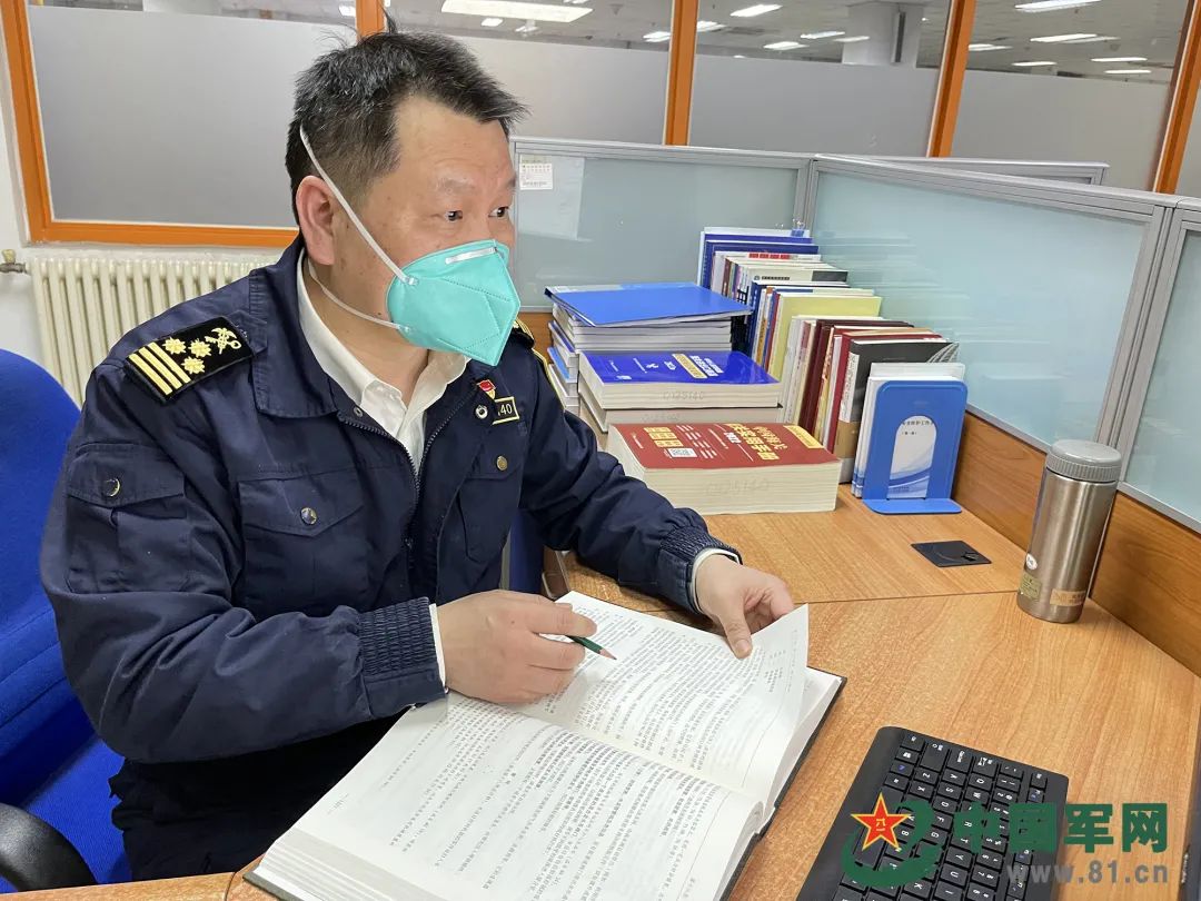 了不起的退役軍人丨40歲從軍醫“跨界”到海關(guān)，他竟還能年年拿第一！