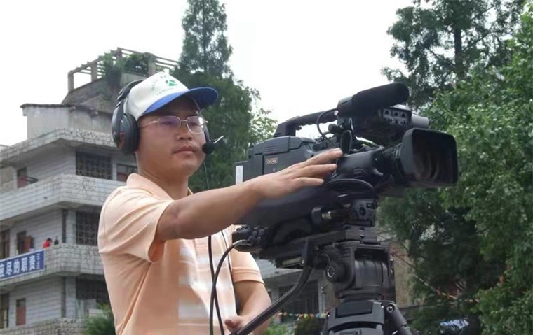 從扛鋼槍到扛攝像機，他用受傷的雙腿“跑”出900多期節目-云南能投軍創(chuàng  )產(chǎn)業(yè)投資有限公司