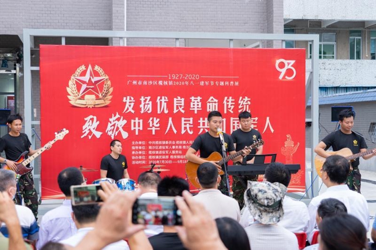 在紅凳子上唱“rap”，這波夢(mèng)幻聯(lián)動(dòng)亮了！