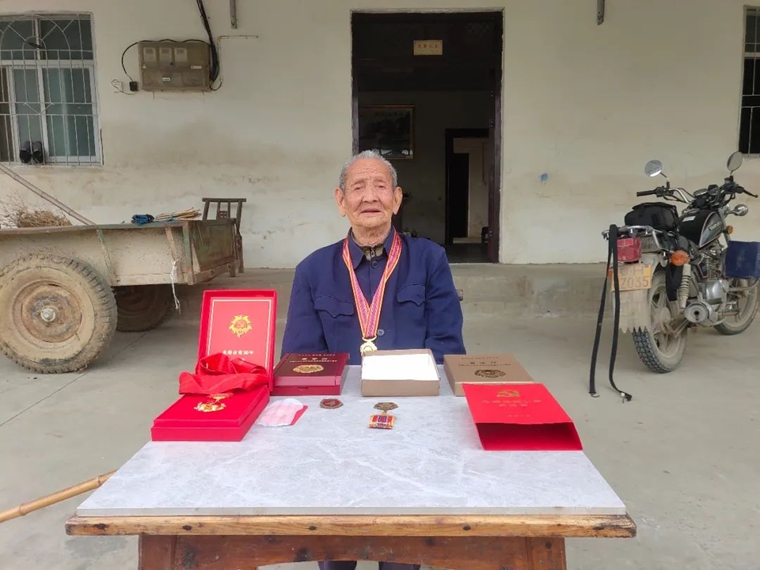 李德金：一顆“紅心”在他101歲的身體里，永遠發(fā)光-云南能投軍創(chuàng  )產(chǎn)業(yè)投資有限公司
