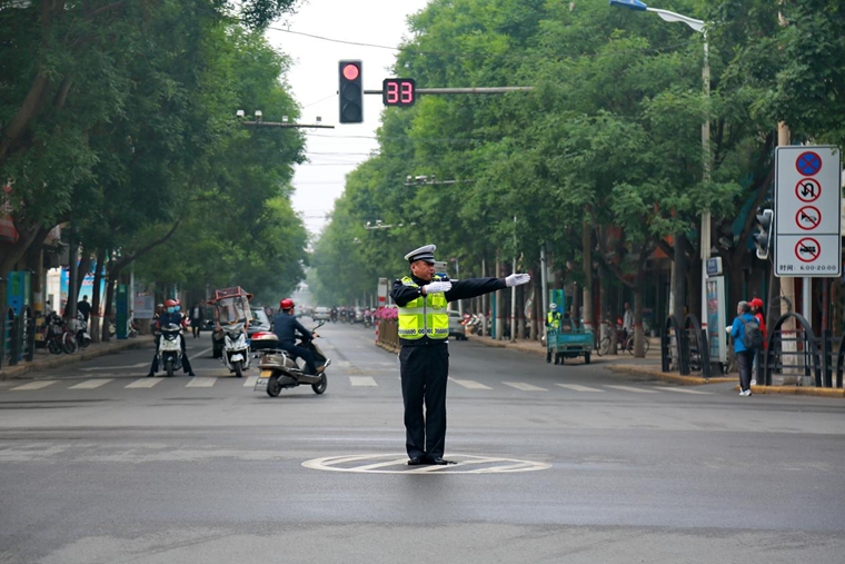 000c29614be9240957e927.jpg “網(wǎng)紅交警”趙旭東:“口罩臉”記錄下退役軍人的使命擔當-云南能投軍創(chuàng )產(chǎn)業(yè)投資有限公司