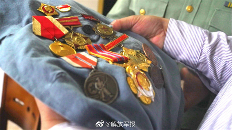 感動(dòng)！這場(chǎng)相聚讓“冰雕連”老戰士哽咽落淚