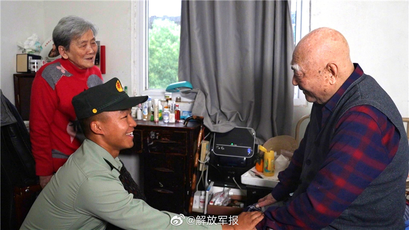 感動(dòng)！這場(chǎng)相聚讓“冰雕連”老戰士哽咽落淚